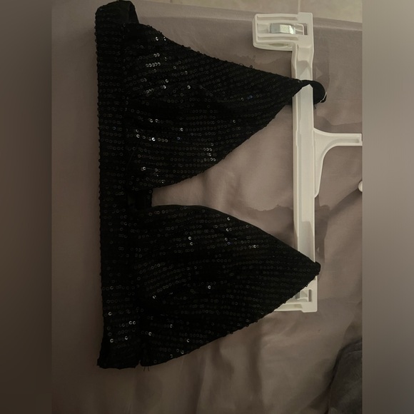 Extra long so perfect for heels.Can fit a medium too. Comes with a matching top - Picture 3 of 4